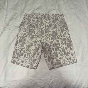 LULULEMON / Align Shorts 6” / Cheetah White